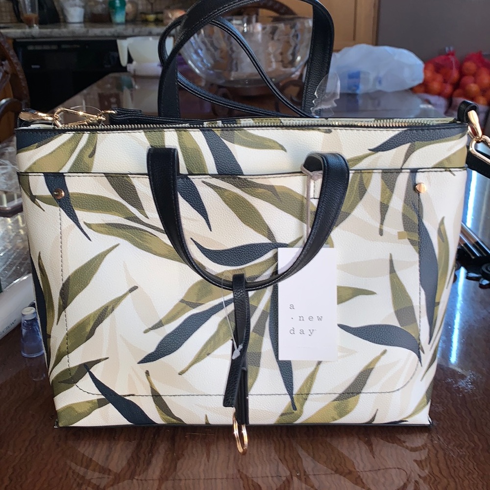 BNWT Leaf Print Purse !